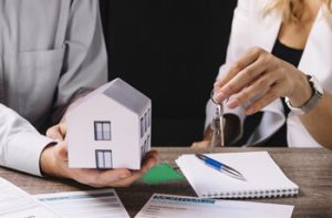 Правила безопасной сделки с недвижимостью: стоит ли воспользоваться услугами агентства недвижимости?