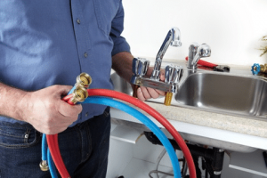 Почему не стоит самостоятельно менять смеситель: причины и риски