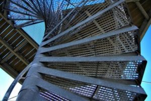 Описание и применение решетчатого настила: особенности и области применения