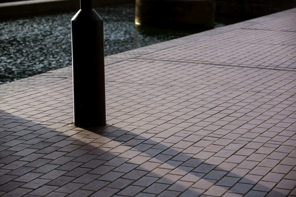 Тротуарная плитка и бордюры: Как сделать правильный выбор для вашего проекта