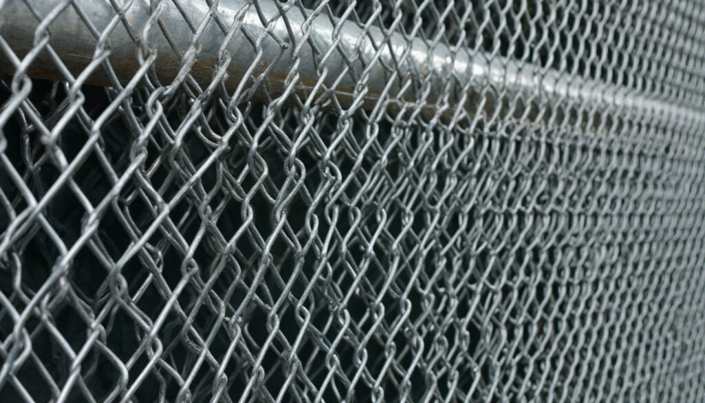 Сетка рабица и проволока: универсальные материалы для строительства и хозяйства