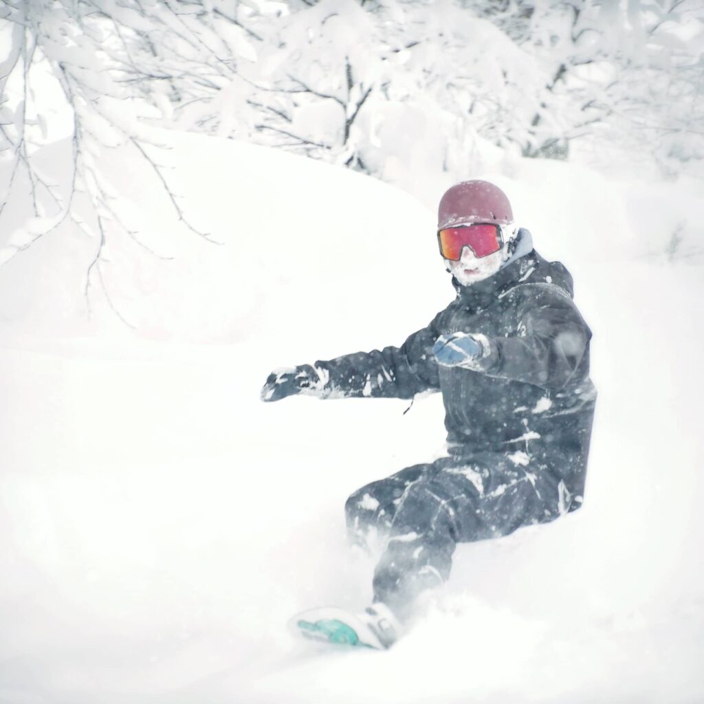 Сноуборд для начинающих: как быстро научиться и не бояться склонов