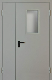 Полуторная металлическая противопожарная дверь, предназначенная для покраски.