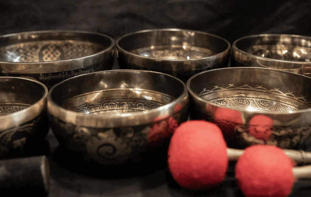 Магия звука: как практики с поющими чашами меняют внутренний мир