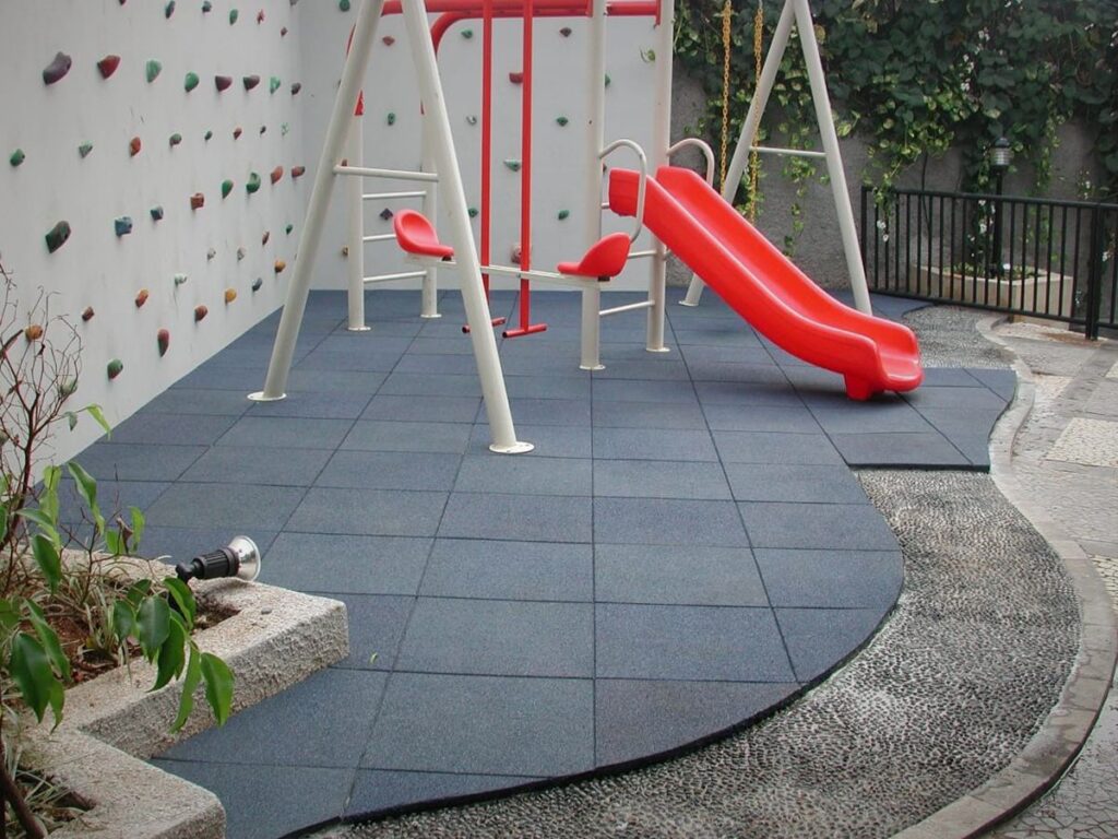 Резиновая плитка: универсальное покрытие для улицы и дома